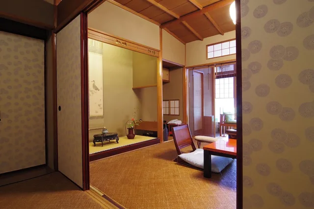 غرفة تقليدية بفرشتي فوتون في المبنى الرئيسي، Hiiragiya Ryokan 4/10