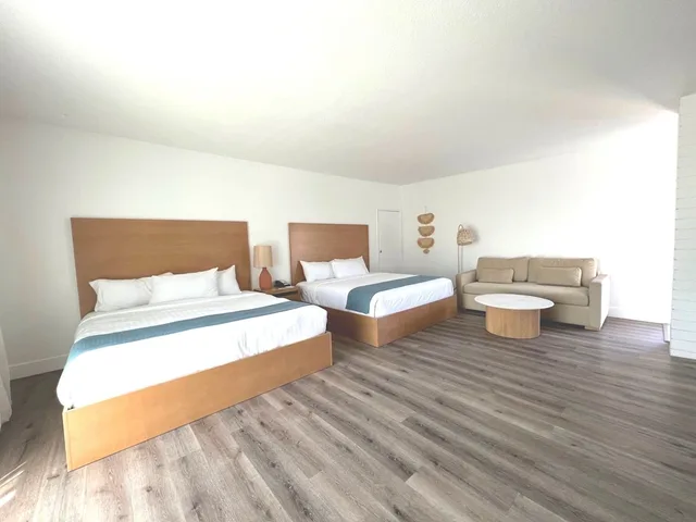 غرفة بسريرين كينج بإطلالة جزئية على البحر، Capri Laguna Inn On the Beach 2/4