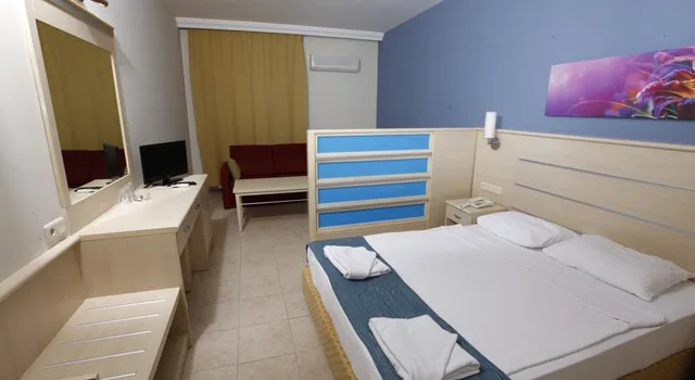 غرفة بسرير مزدوج بإطلالة على البحر، Aska Bayview Resort Hotel 1/1