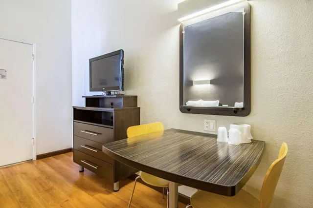 1 Queen Bed - Mobil Access Tub Nsmk Kitchen، Studio6 Cypress, CA 5/6