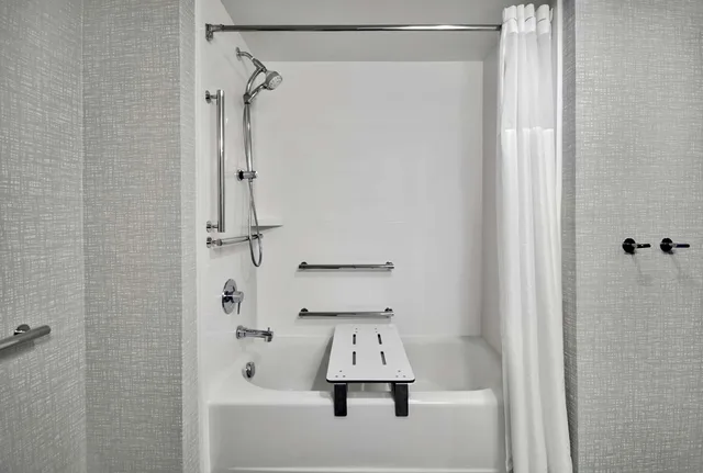 غرفة بسرير كوين بحوض استحمام لذوي الإعاقة، Hampton Inn Abingdon 3/3