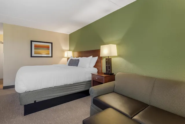 غرفة قياسية بسرير كينج مع أريكة، Best Western Fairmont 2/9