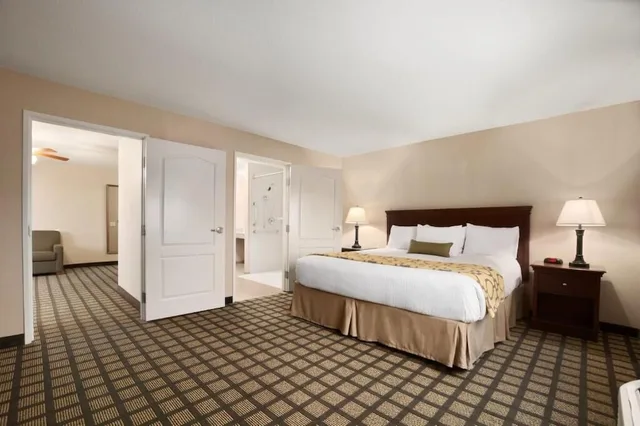 جناح استوديو بسرير كينج، Baymont by Wyndham Odessa 1/3