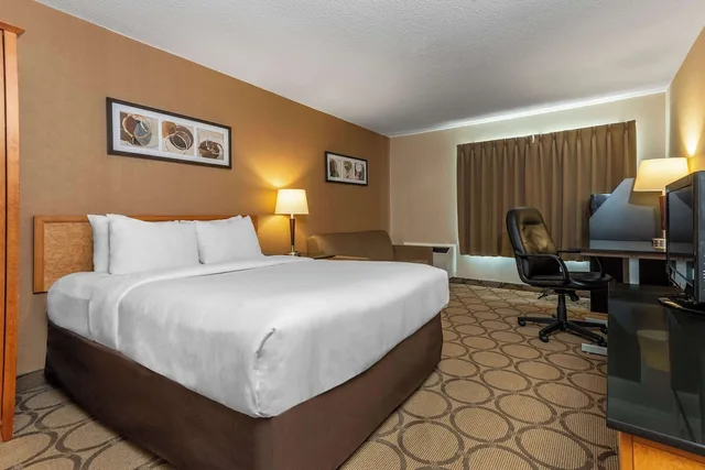 غرفة قياسية بسرير كوين، Clarion Pointe Campbellton 2/4
