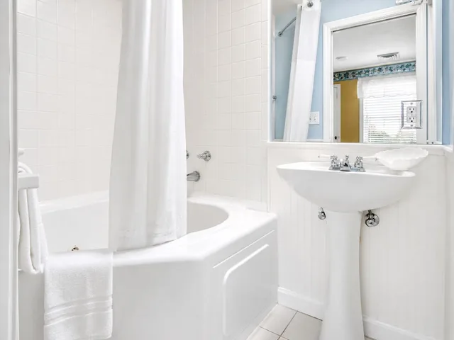 2 Bedrooms, Cottage, Queen and Twin Beds, 2 Bathrooms, Sofa، Colonial Acres Resort 7/10