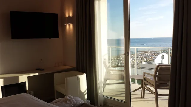 جناح بسرير كينج بشرفة بإطلالة جزئية على البحر، Hotel Elite 2/3