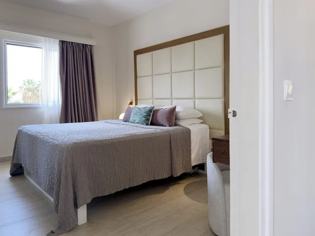 جناح بأربعة أسرّة بإطلالة على المسبح بغرفة نوم واحدة، King Jason Paphos - Designed for Adults 1/2