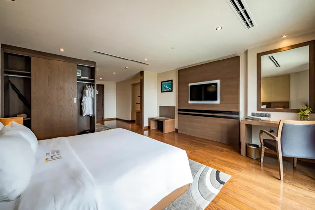 Diamond, Family, 1 King and 1 Single Beds، Malibu Hotel 2/3