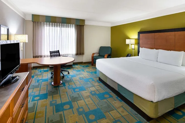 غرفة تنفيذية بسرير كينج، La Quinta Inn and Suites by Wyndham Greenville Haywood 3/7