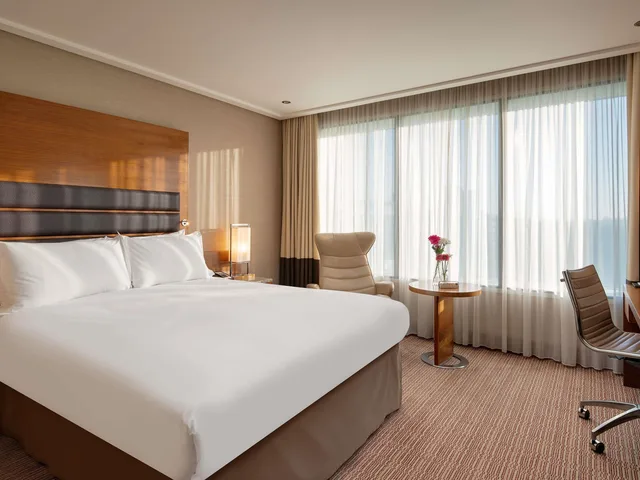 غرفة سوبيريور بسرير كينج بحوض استحمام لذوي الإعاقة، Sofitel London Heathrow 1/2