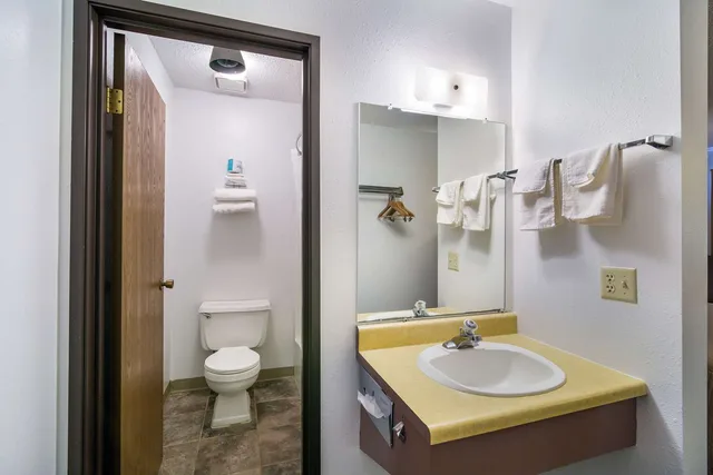 غرفة بسرير كوين، Rodeway Inn Gateway to Medora T-Roosevelt & Makoshika State Park 3/4