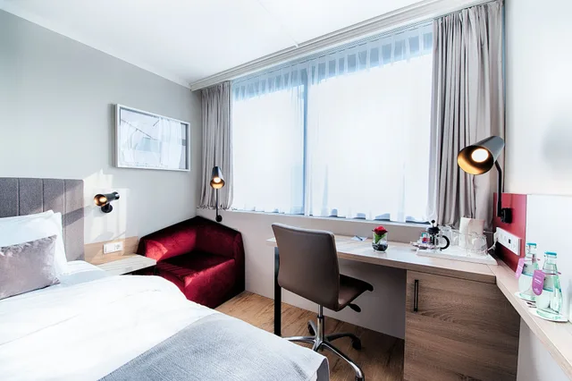 غرفة قياسية بسريرين منفصلين، Crowne Plaza Frankfurt Congress Hotel 4/8