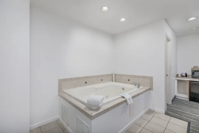 جناح بسرير كينج بحوض جاكوزي، Crossroads Inn & Suites 3/3