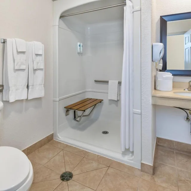 غرفة بزنس بسرير كينج وسريرين كوين، Comfort Inn & Suites Thousand Islands Harbour District 7/9