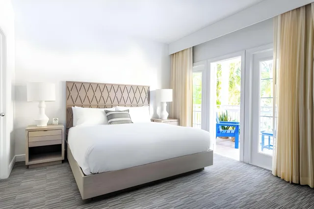 1 Bedroom, Garden, Suite, Living Area، Parrot Key Hotel & Villas 1/1