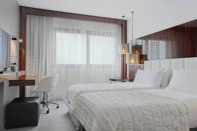 Urban, Twin Beds، Le Meridien Paris Arc De Triomphe 2/3
