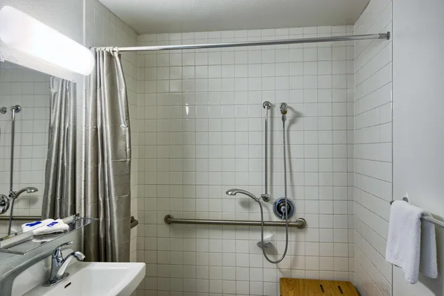 1 Full Bed ADA/RI Shower, Motel6 Everett, WA - North 9/10