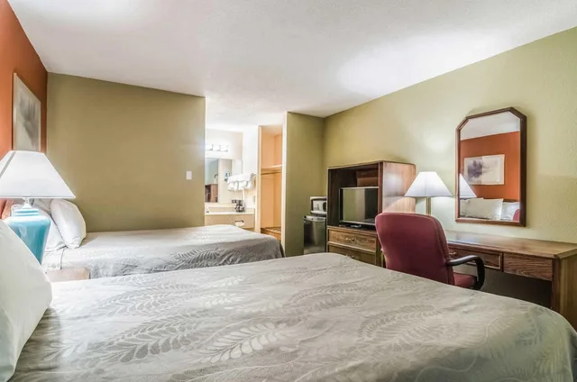 غرفة بسريرين مزدوجين، Executive Inn Dodge City, KS (ex Rodeway Inn) 2/3