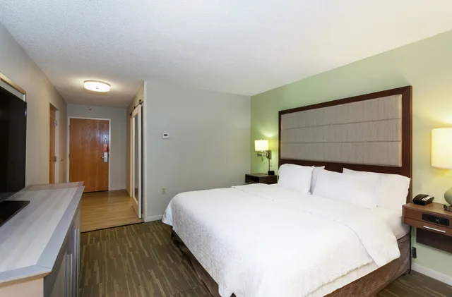 غرفة بسرير كوين لذوي الإعاقة، Hampton Inn Melbourne 1/3