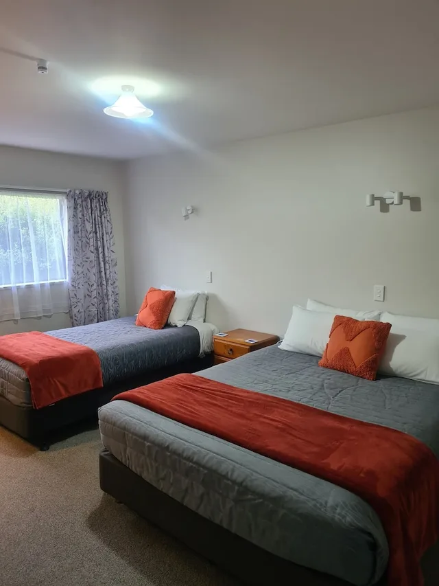 غرفة بسريرين كوين وسريرين منفصلين بغرفتي نوم، Arran Motel 2/10
