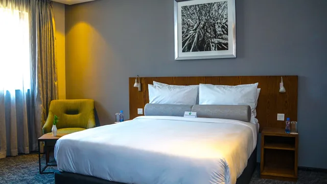Room, Queen Bed, Holiday Inn Nairobi Two Rivers Mall an IHG Hotel 4/6