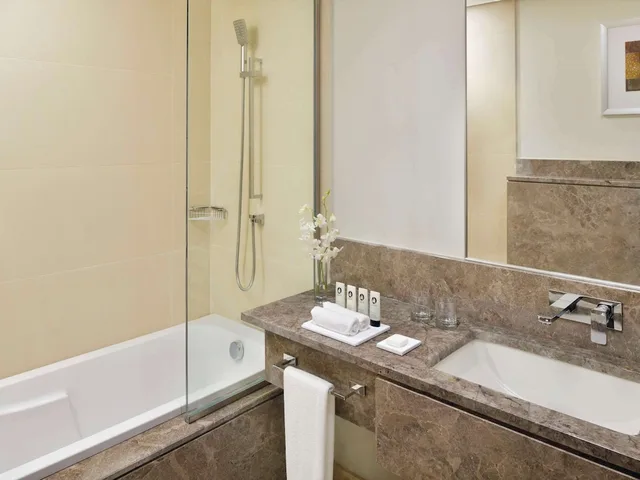 غرفة سوبيريور بسريرين منفصلين بإطلالة على المسبح، موفنبيك التحلية جدة(Movenpick Hotel Tahlia Jeddah) 8/8