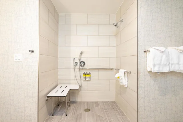 غرفة بسرير كينج وسريرين كوين لذوي الإعاقة، HOLIDAY INN EXPRESS AND SUITES SAN JOSE SILICON VALLEY 7/10