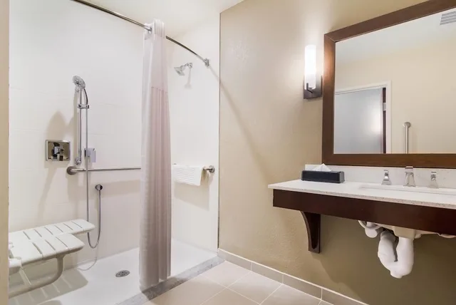 جناح بسريرين كوين لذوي الإعاقة، Comfort Inn & Suites Rock Hill Northeast 8/10