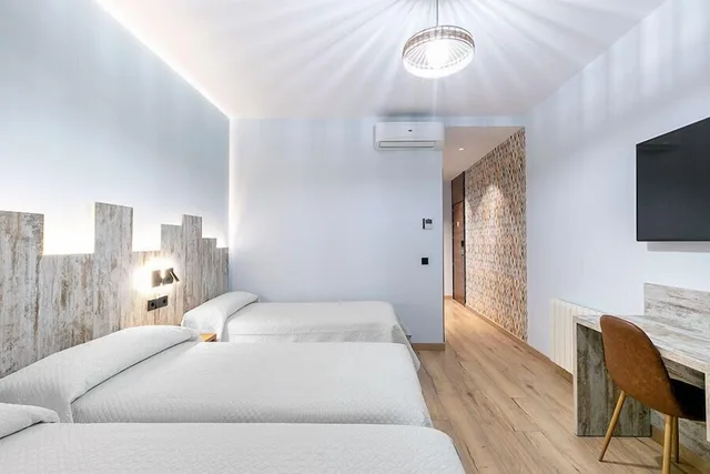 Room, Triple, Hostal Anton Martin 3/10