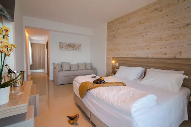 Deluxe, Studio, Twin Beds, Sea View, Orpheus Studios 2/6