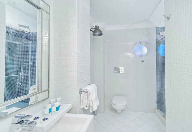 جناح بسرير كينج بإطلالة على البحر بغرفة نوم واحدة مع أريكة، Hotel Mamela 4/7