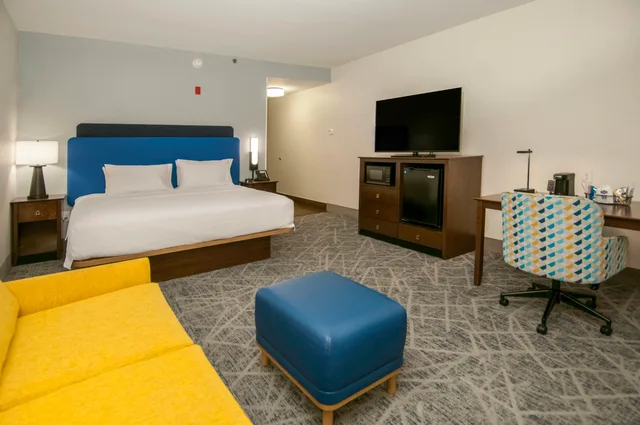 غرفة بسرير كينج مع أريكة، Hampton Inn West Monroe 3/5