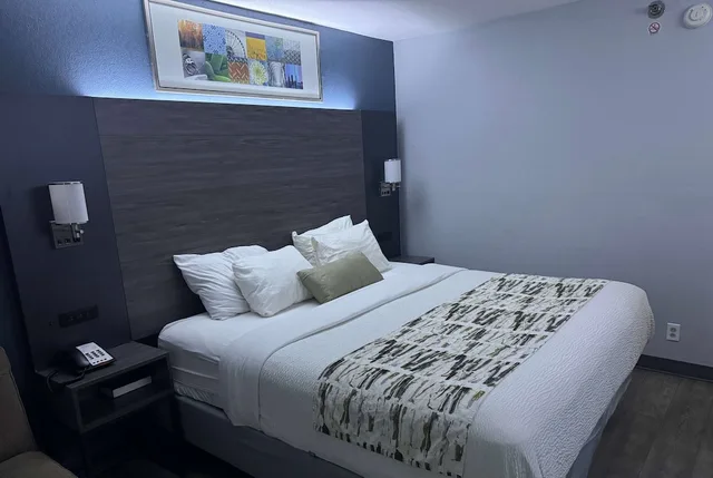 غرفة بسرير كينج، Baymont by Wyndham Dayton North 2/5