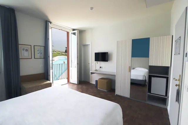 غرفة بسرير مزدوج بإطلالة على البحيرة بشرفة، Hotel Fonte Boiola 1/5