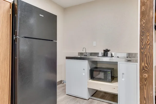 Standard, 2 Double Beds, Suburban Studios Near Mesa Verde 8/8