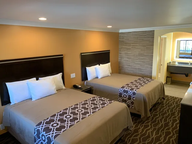 غرفة ديلوكس بسريرين كوين، Industry Inn Amp Suites 1/5