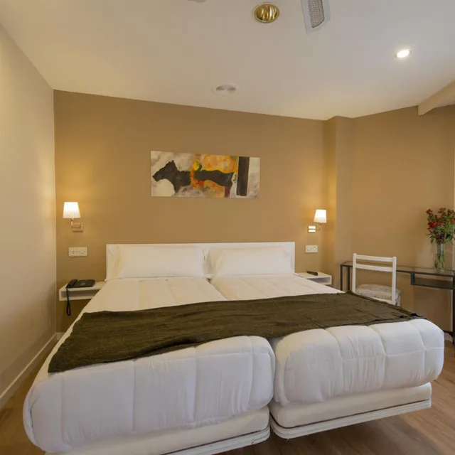 غرفة بسريرين منفصلين بشرفة، Hotel Mino 1/6