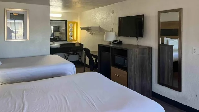 Standard, 2 Queen Beds, Accessible, Motel6 Cross Lanes, WV–Goff Mountain Rd 4/10