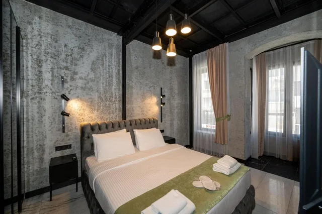 جناح بسرير كوين، Monev Istanbul 10/10