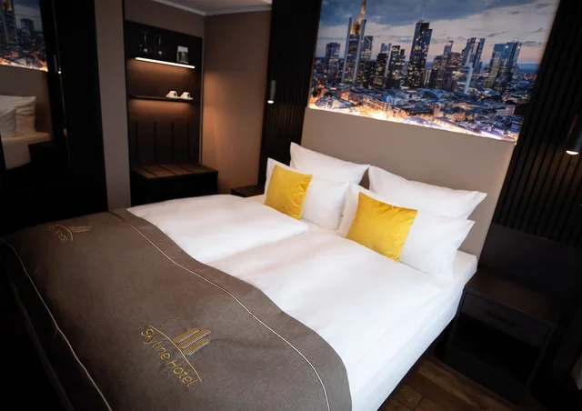City, Queen Bed, Skyline Hotel 3/8
