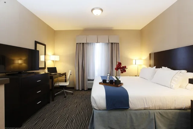 Suite, King Bed, Holiday Inn Express Fort St John 2/5