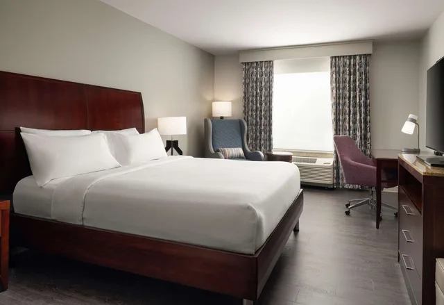 غرفة بسرير كينج بحوض استحمام لذوي الإعاقة، Hilton Garden Inn Shreveport Bossier City 1/2