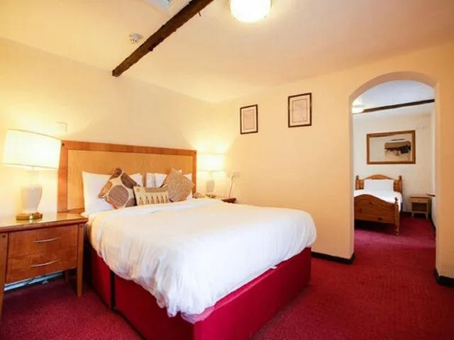 غرفة ثلاثية، The Rose and Crown Hotel 1/6