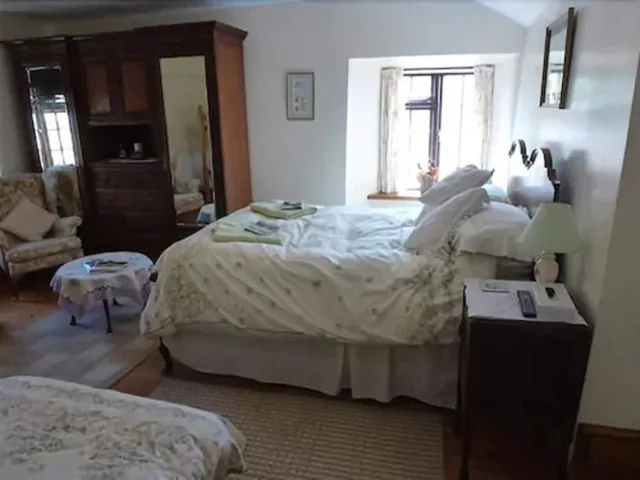 غرفة عائلية رباعية بسرير مزدوج وسريرين منفصلين، Burton Farmhouse 1/1
