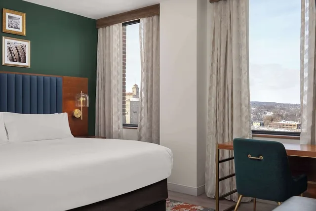 غرفة بسرير كينج بمطبخ صغير لذوي الإعاقة، Hotel Ardent Dayton Downtown, Tapestry Collection by Hilton 1/3
