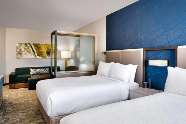 جناح بسرير كوين مع سرير سحّاب إضافي لذوي الإعاقة، SpringHill Suites by Marriott Cottonwood 1/10