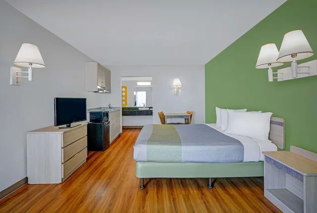 Deluxe, Queen Bed, Kitchenette, Motel6 Tallahassee, FL - Downtown 1/7