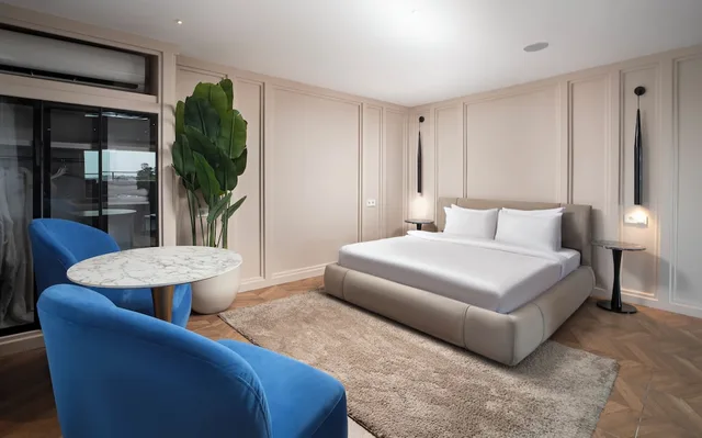 جناح بسرير كوين بشرفة، Walton Gardens Pera 1/3