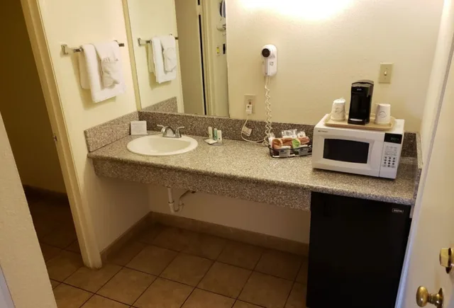 غرفة قياسية بسريرين كوين بإطلالة على الفناء، Rodeway Inn Kingman Route 66 3/3