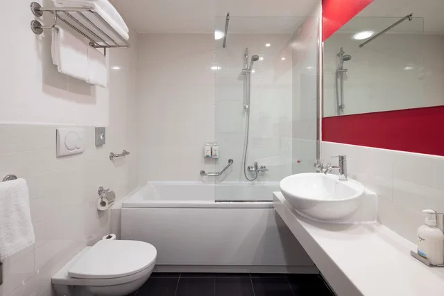 غرفة قياسية بسرير بطابقين وسرير كوين، Holiday Inn Genoa City 9/11
